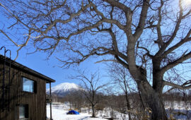 羊蹄山を望むロケーションに建つ住宅。この冬は例年になく晴れの日が多く、頂上まですっきりと山が見えました。